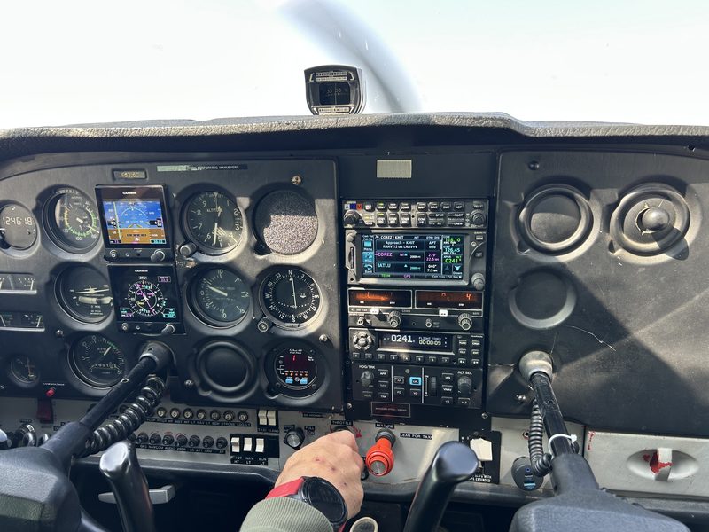 Instrument panel of the Cessna 172N with two Garmin G5 flight instruments, a Garmin GTN 650 GPS and a GFC 500 autopilot